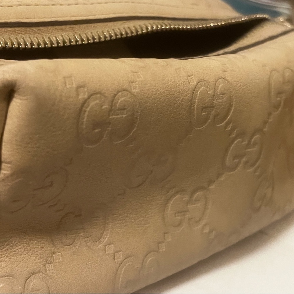 Gucci bag. Only used once. My buy me this I don’t need anymore.